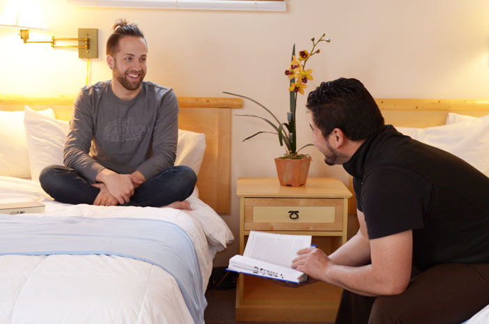 Living quarters with two individuals sitting and talking at Harmony Recovery, our drug detox center near Denver